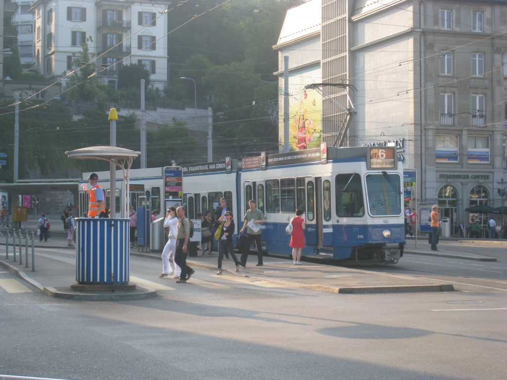 Die gute alte Kanzel in den Stadtfarben Blau-Weiss gibts nur noch am Central: manuelle Verkehrsregelung durch die Polizei persönlich. (Archiv VBZ)