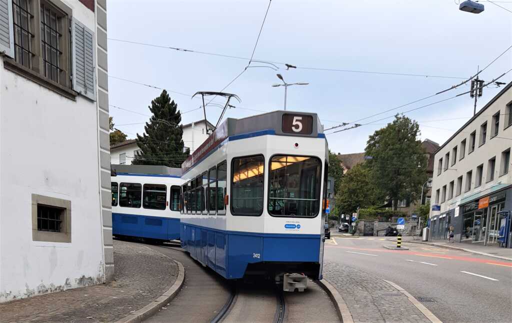 Tram der Linie 5 bei der Haltestelle Kirche Fluntern.
