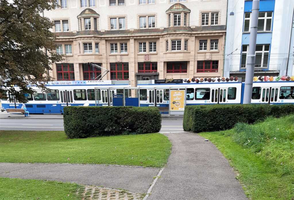 Tram der Linie 5 an der Haltestelle Klopstockwiese.