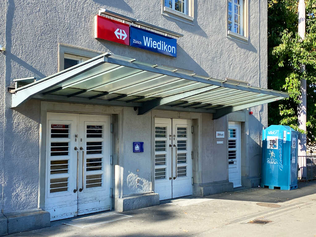 Bild vom Eingangsbereich des Bahnhof Wiedikons
