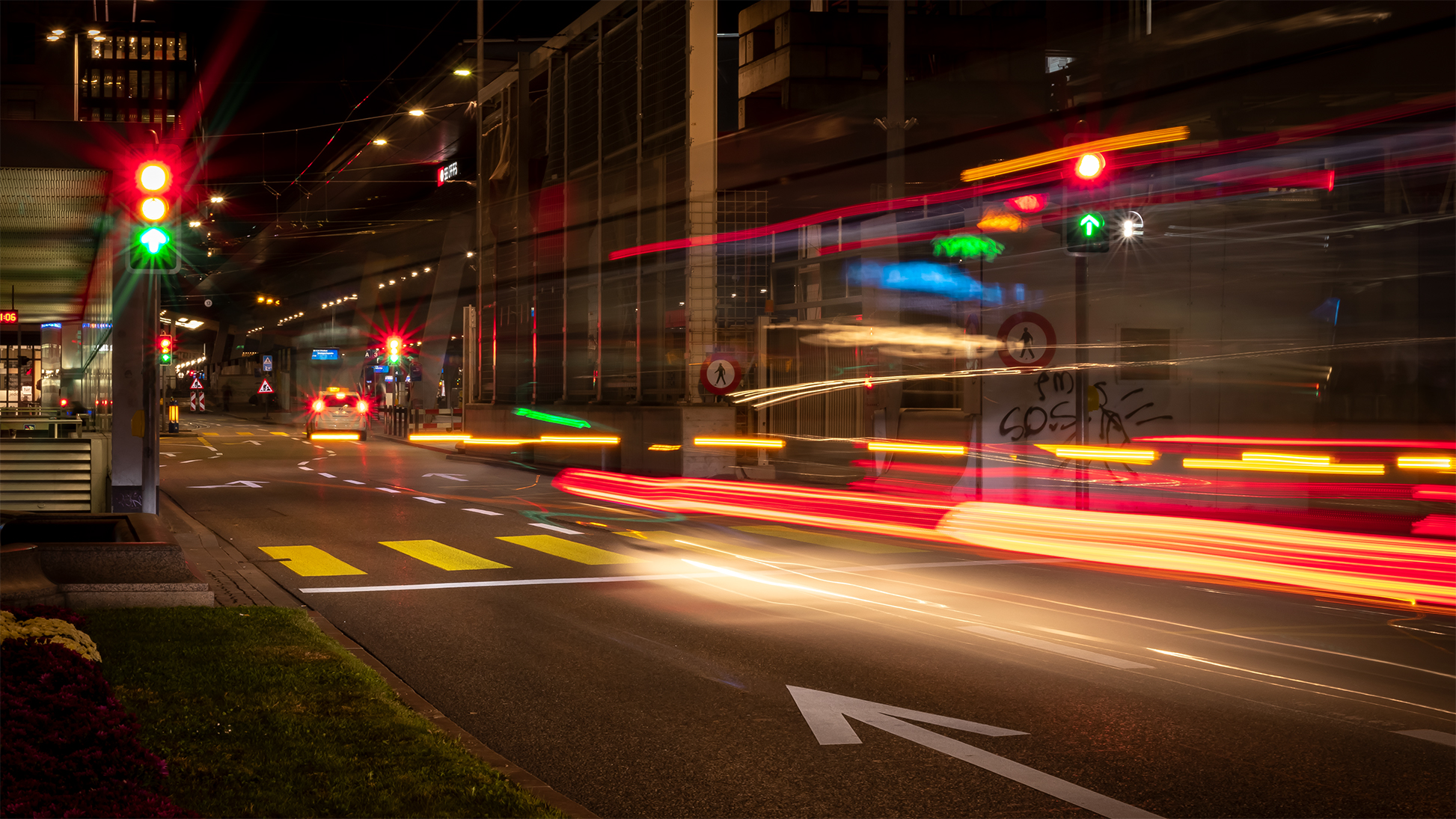 Langzeitbelichtungsfotografie von vorbeifahrenden Trams am Zürich HB.