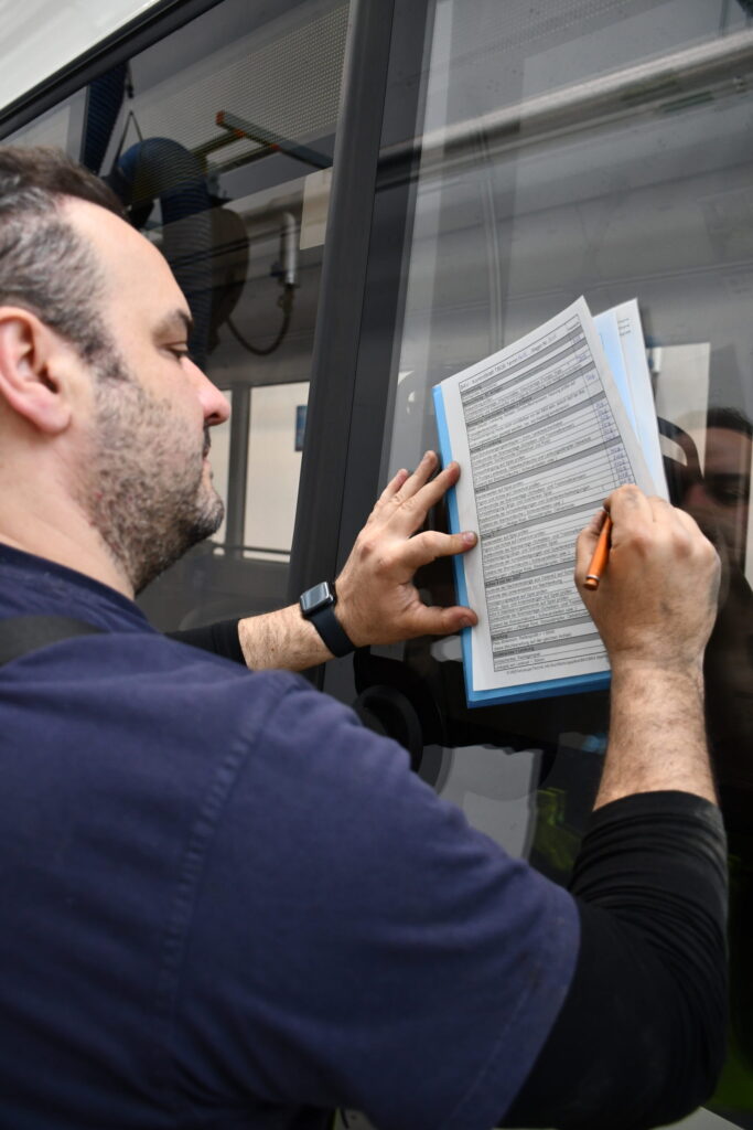 Busmechaniker Enes Ramadani mit der umfangreichen Prüf-Checklist.