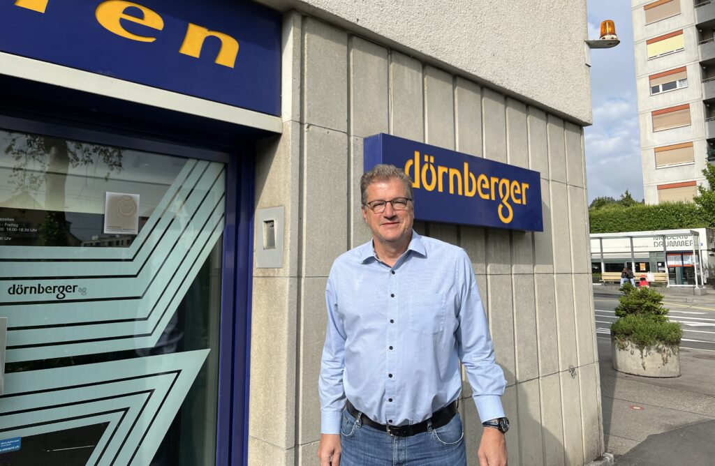 Erich Dörnberger hofft, dass mit dem Tram Affoltern die Anwohnenden am Zehntenhausplatz verweilen.